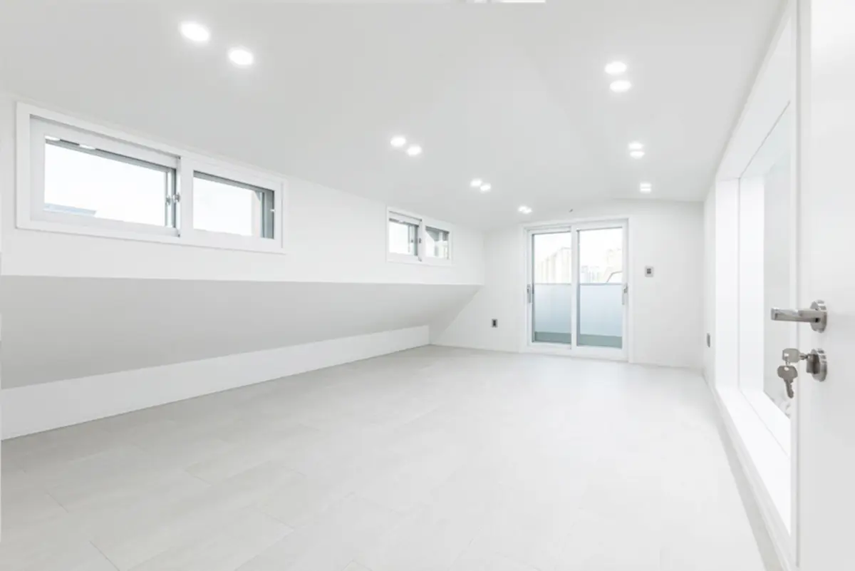 밝고 넓은 화이트 복층 주택 다락 공간 인테리어